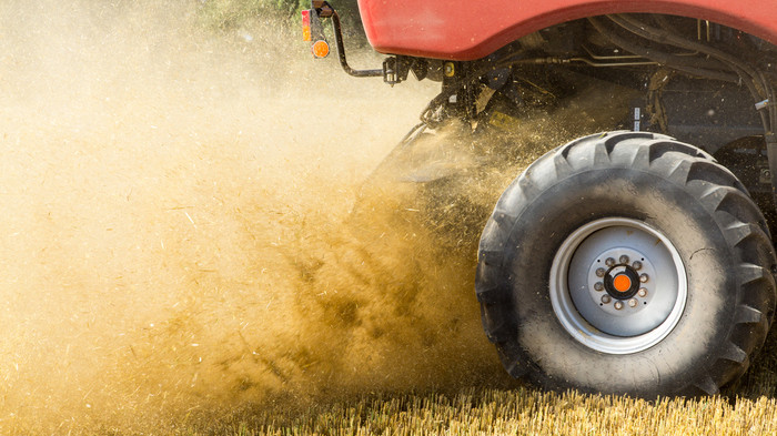 O impacto do dólar no custo de pneus, insumos e máquinas agrícolas