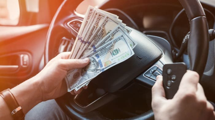 Como a alta do dólar impacta no preço dos carros