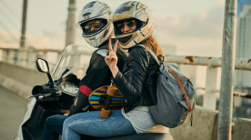 casal fazendo viagem de moto 