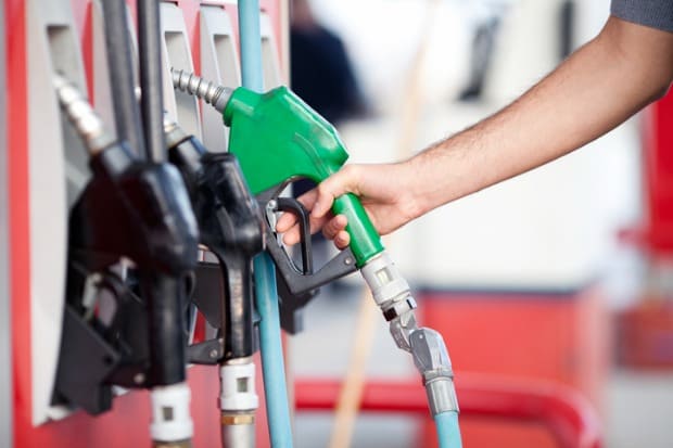 foto de bomba de combustível em um posto de gasolina