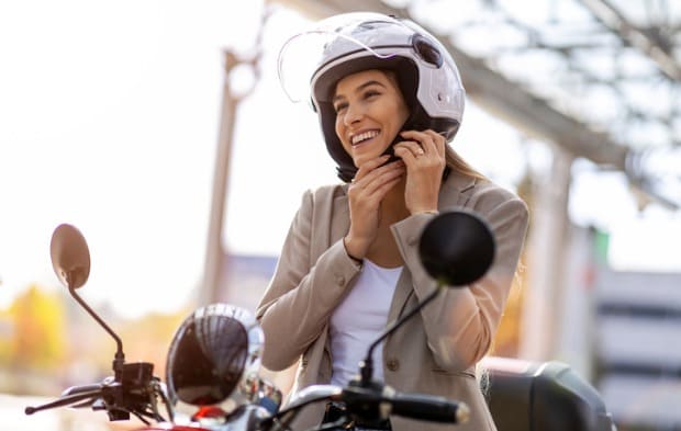 foto de uma mulher em sua moto