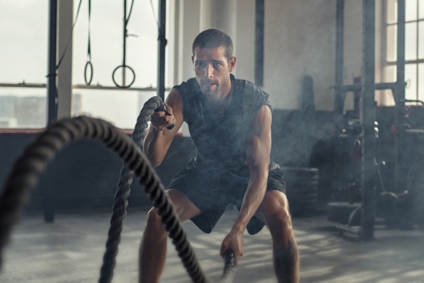 homem fazendo crossfit