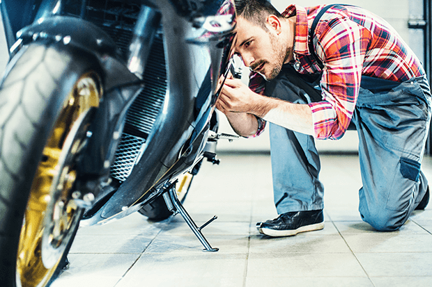 homem fazendo manutenção da harley-davidson