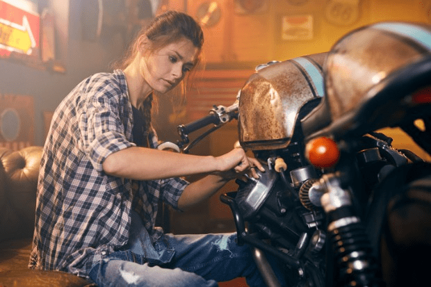 mecânica fazendo manutenção das motos