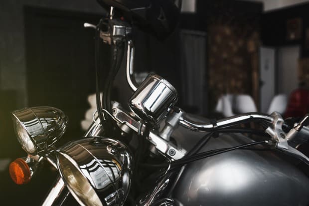 detalhe do farol de uma moto de luxo cromada