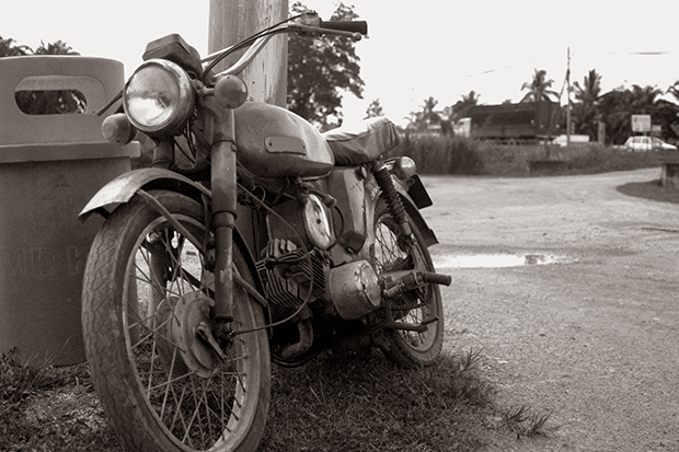 motocicletas antigas em preto e branco