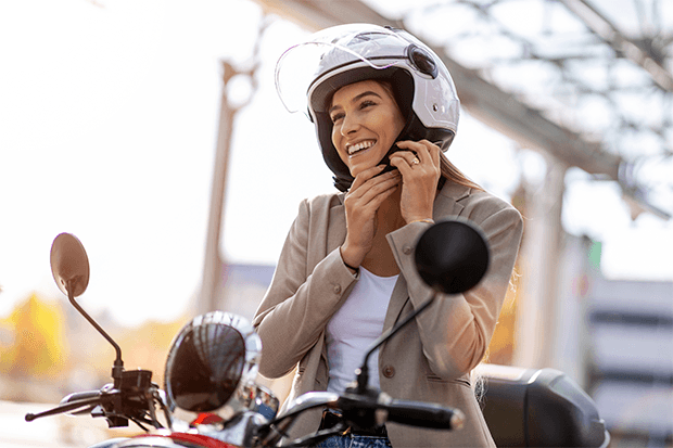 mulher dirigindo moto para economizar gasolina