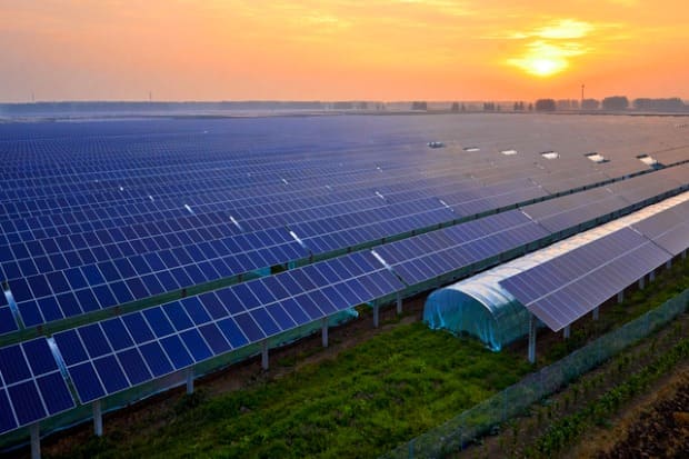foto de painéis solares para produtores rurais