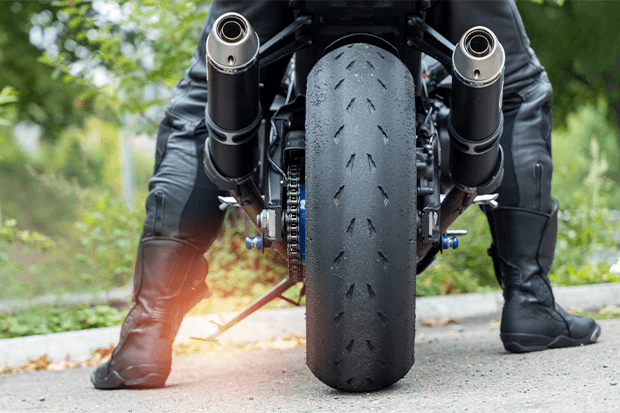 pneus de moto foto tirada de trás