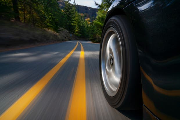 foto de pneu de carro em movimento