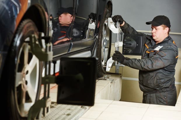 foto de um mecânico realizando manutenção