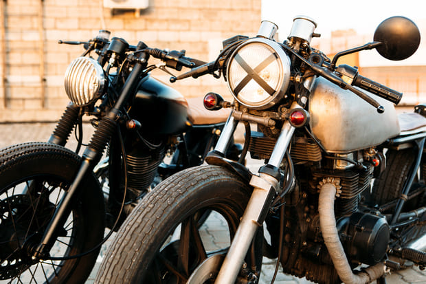 foto de duas motos vintage