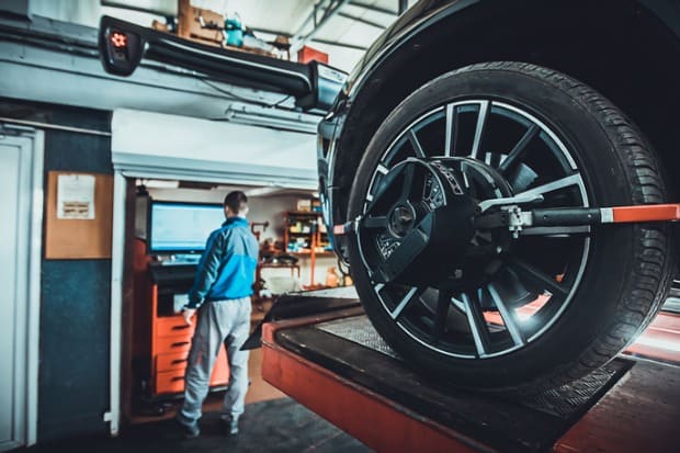 foto de um pneu de carro em reparo