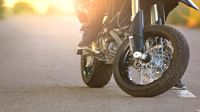 Saiba por que pneu de moto é mais caro que de carro?