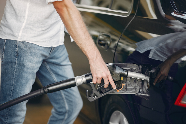 homem colocando gasolina no carro