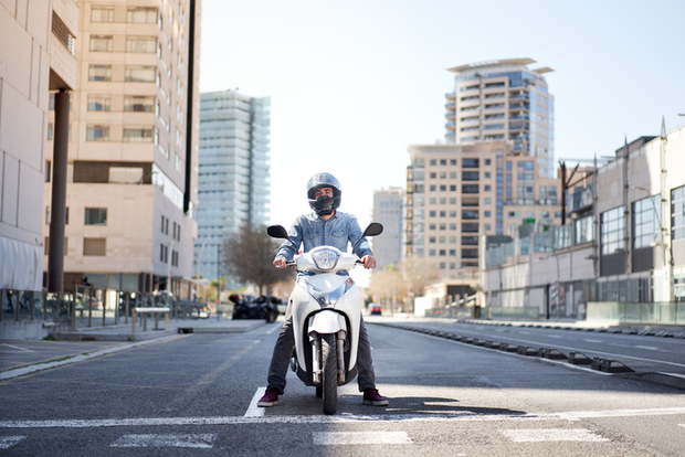 homem na moto